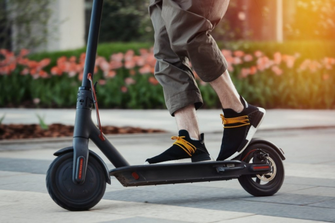 Helmet se jsir obbligatorju għal min isuq e-scooter, jgħid Chris Bonett