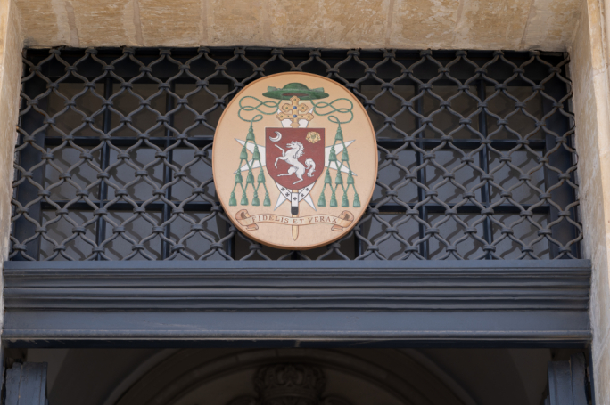 Il-Kurja tispjega għaliex xi skejjel tal-Knisja jaċċettaw   tfal ta’ reliġjonijiet oħra