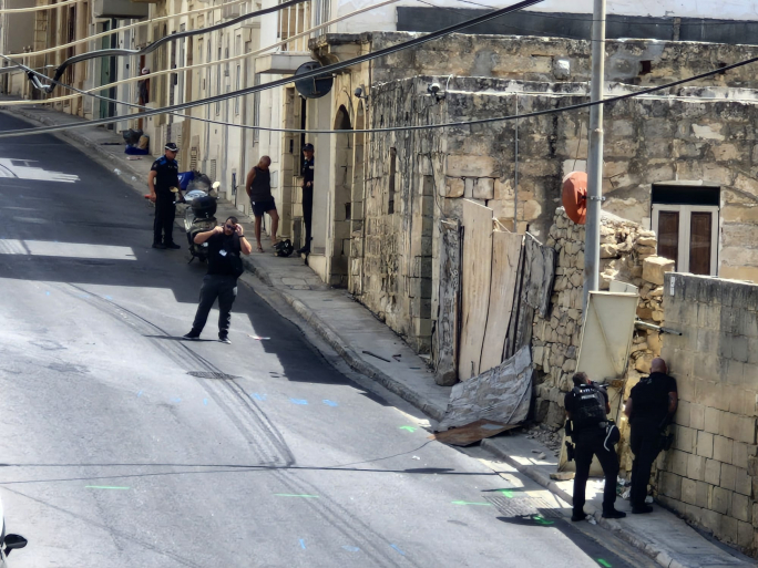Pulizija jindarab ħafif fi sparatura f'sit ta' kostruzzjoni f'Ta' Ġiorni