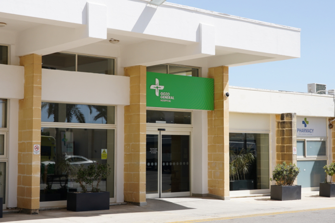 Raġel iweġġa’ gravi wara li waqa’ żewġ sulari minn gallarija