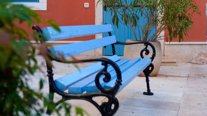 Anzjan mill-Imqabba mmultat wara li poġġa bank fit-triq mingħajr permess
