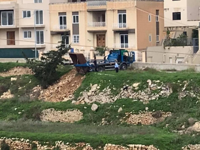'Itfa' hawn la mhu ta' ħadd;' Ibattal skip mimlija ġebel quddiem bieb ħaddieħor