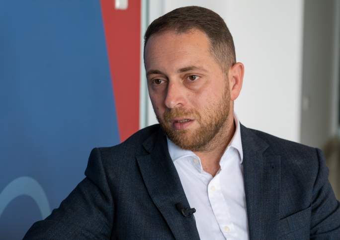 Agius Saliba interrogat f’investigazzjoni dwar allegati irregolaritajiet f’kuntratt tal-uffiċċju tiegħu