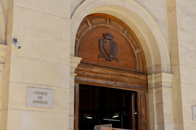 Il-Qorti tiċħad il-ħelsien mill-arrest f’każ ta’ serq ta’ alkoħol, toħroġ ordni ta’ protezzjoni ta’ tliet snin