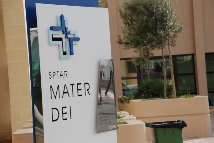 ‘Qalulna li t-trasport mhux ilaħħaq’ – Pazjenti anzjani jitħallew l-art f’Mater Dei