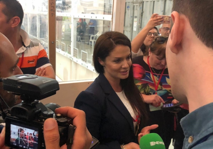 Miriam Dalli tasal in-Naxxar fost ċapċip u għajjat ... mistennija ttella' l-ewwel siġġu fil-PE