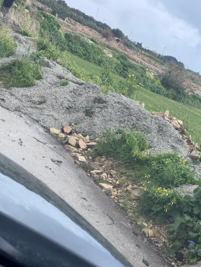 Raġel jarmi l-konkos fejn Wied is-Sewda