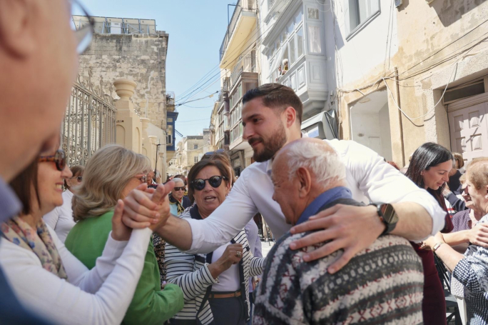 Alex Borg iċedi s-siġġu ta’ Għawdex