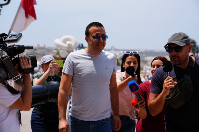 Abela jibda jlaqqa’ lill-MPs Laburisti hekk kif jifforma l-Kabinett il-ġdid