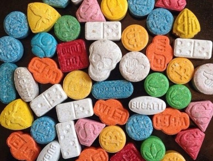 Raġel ikkundannat għal ħames snin u nofs ħabs u multa wara li nqabad b’950 pillola MDMA fost drogi oħrajn