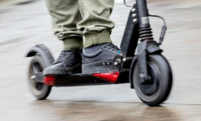 Insurance Association tilqa’ helmets obbligatorji għall-e-scooters iżda titlob miżuri oħra ta’ sigurtà