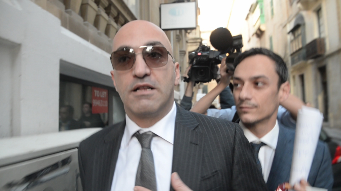 'Inti l-aqwa ħabib tiegħi': Il-ġurati jaraw ir-relazzjoni mill-qrib bejn Yorgen Fenech u l-eks deputat kummissarju Silvio Valletta