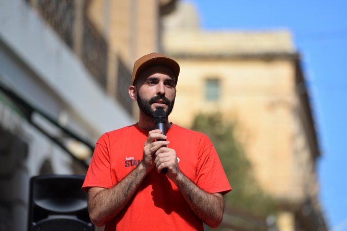 Il-qorti teħles tlieta minn akkużi dwar intervista fuq bidla fl-orjentazzjoni sesswali