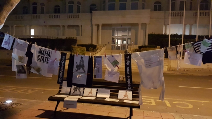 Ritratti | Jonxru l-'ħwejjeġ maħmuġa' quddiem Pilatus u jisħqu li Daphne kellha raġun