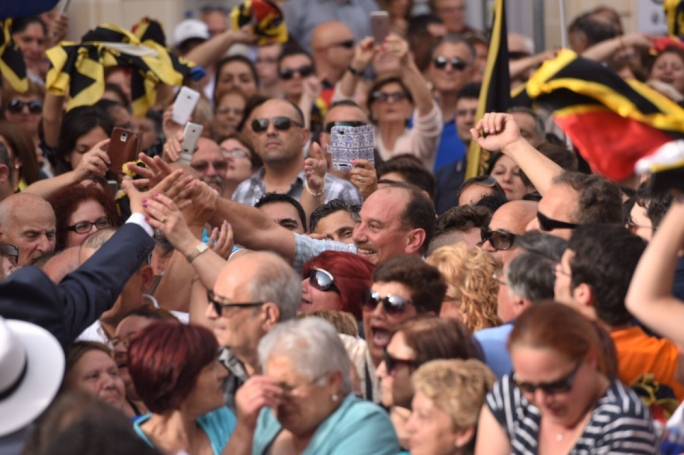 Godfrey Farrugia qalb il-folla fil-mass meeting f'Ħaż-Żebbuġ | ritratt: James Bianchi