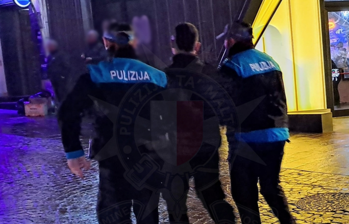 Żagħżugħ jingħata sentenza sospiża wara li kisser żewġ tabelli tat-traffiku fil-Qawra