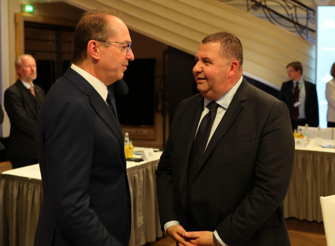 Bedingfield jitlob infurzar aktar b’saħħtu tar-regoli tal-UE dwar il-migrazzjoni