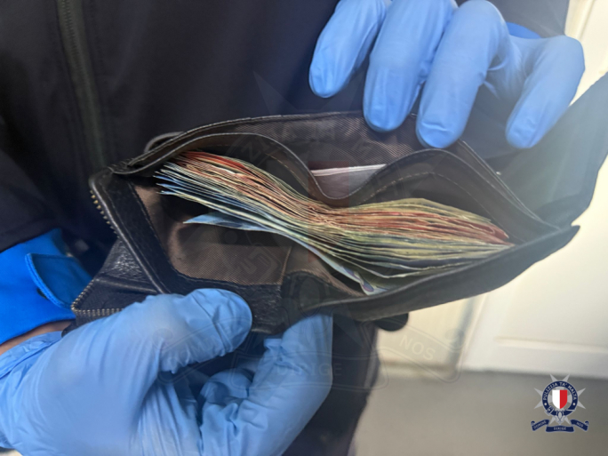 Il-pulizija sabet ammonti kbar ta’ flus kontanti fuq ir-raġel wara t-tfittxija.