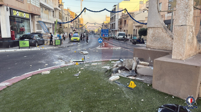 Tnejn jispiċċaw l-isptar wara li karozza ħabtet ma' monument u spiċċat f'ħajt ta' residenza fil-Fgura