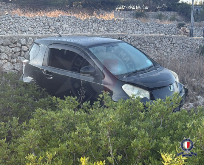 Raġel iweġġa’ serjament wara li tilef il-kontroll tal-karozza u spiċċa f’għalqa fil-Wardija