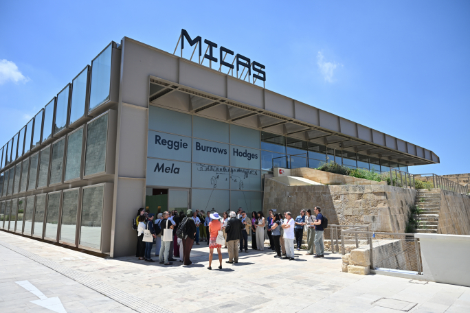 'Reggie Burrows Hodges: Mela' fl-aqwa ħames wirjiet tal-istaġun, skont Frieze u Artsy