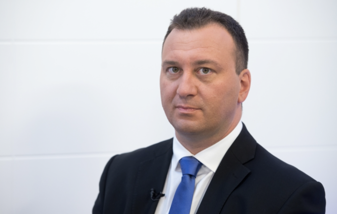 Moviment Graffitti jallega pressjoni fuq ħaddiema tal-PA biex jiffirmaw petizzjoni favur Johann Buttigieg