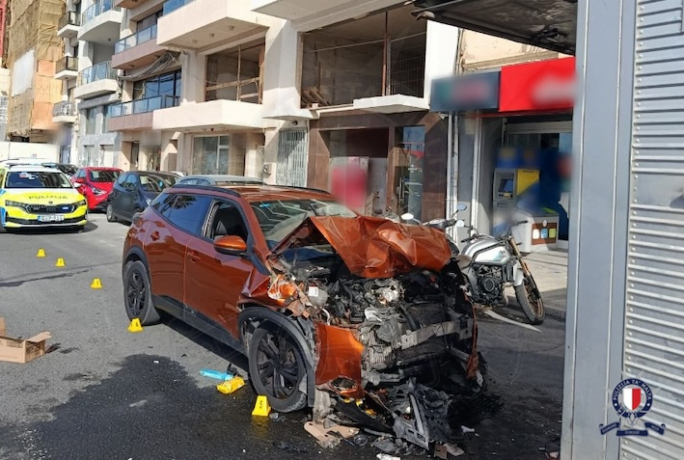 Raġel jindarab serjament wara li karozza ħabtet ma’ vann f’Tas-Sliema