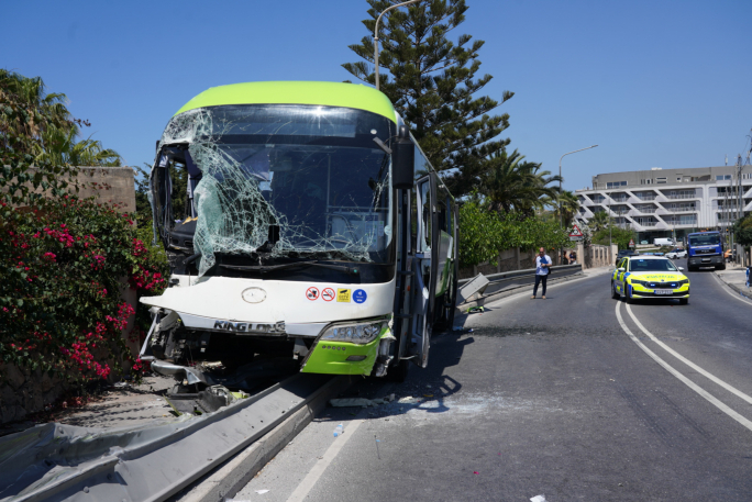Seba’ persuni bi ġrieħi wara ħabta bejn karozza tal-linja, trakk, u tliet karozzi fil-Mosta