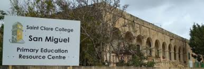 Tifla mkeċċija mill-iskola wara li allegatament kisret sieqha l-iskola