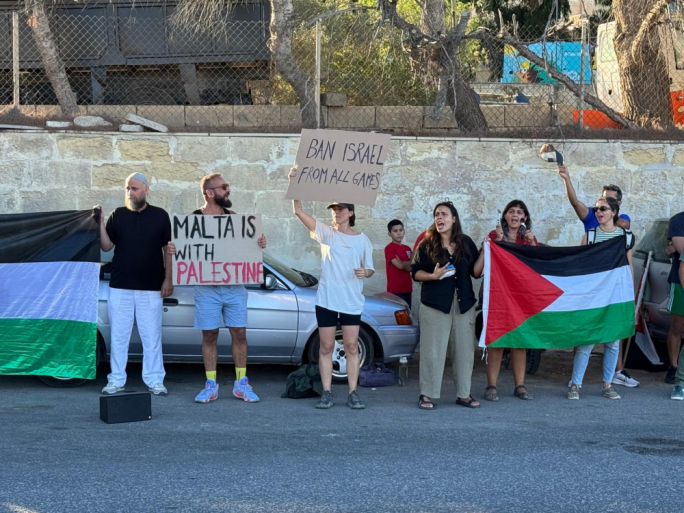 Protesta Pro-Palestinjana waqt il-logħba tat-tim tal-Ħamrun kontra dak Iżraeljan