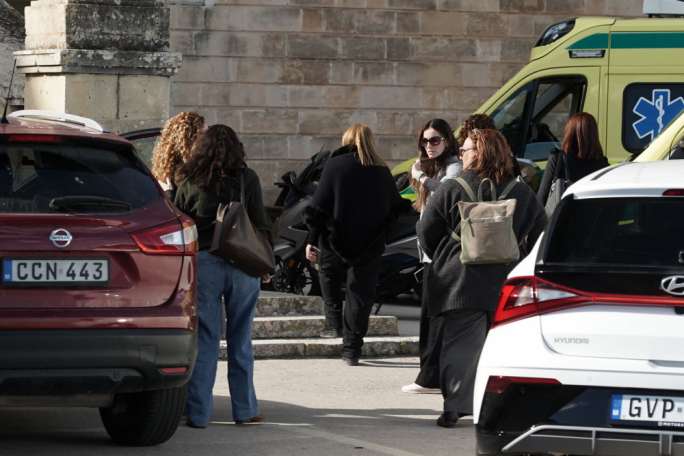 Student jaqla' daqqa ta' sikkina f’Kulleġġ Santa Klara f’Pembroke
