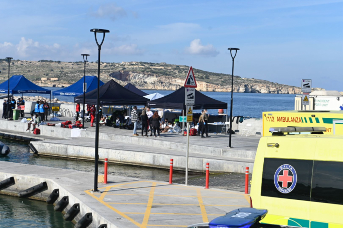 Dgħajsa b'55 immigranti tidħol f'Buġibba, b'persuna waħda mejta