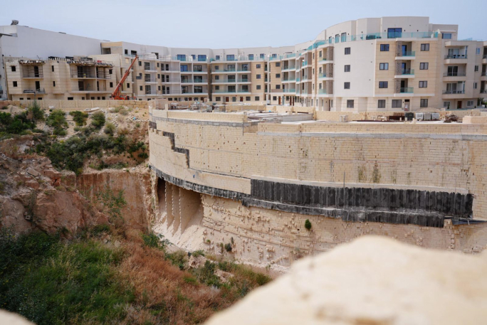 Żviluppatur tas-sit fin-Naxxar ordnat iwettaq xogħlijiet ta’ emerġenza wara kollass fil-pedamenti