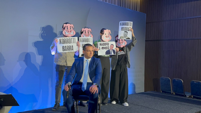 Attivisti jinterrompu konferenza tal-PA u jitolbu t-tneħħija ta’ Johann Buttigieg