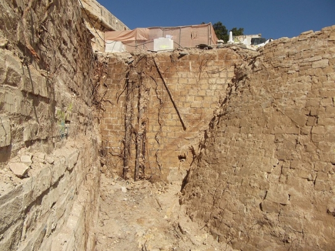 Is-sejna ta' ħitan antiki fin-naħa fejn kiuen hemm il-latrini pubbliċi